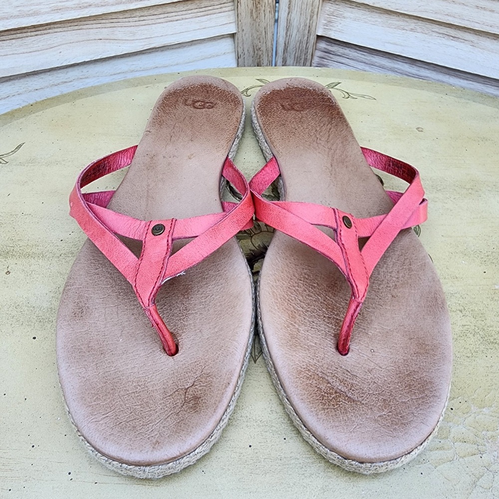 UGG Sz 9 Pink Leather Thong Sandals 1015119 Resort Wear Boho Beachy Casual Girly
